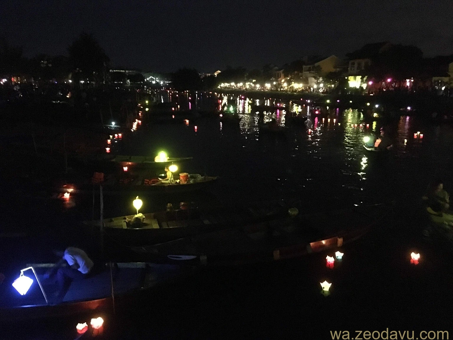 中秋節の夜、ランタンと満月に彩られたホイアン旧市街の風景
